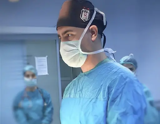 dr-adem-ozden-in-surgery-room